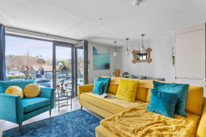 2 De Courcey House - Architect designed luxury apartment with parking, central Dartmouth